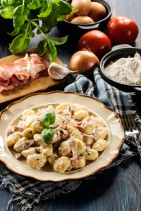 Gnocchi mit einer feinen Käse-Knoblauch und Schinken Sauce Gnocchi mit einer feinen Käse-Knoblauch und Schinken Sauce
