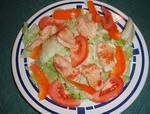 Hühnerstreifen auf Blattsalat