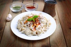 Manti türkische Teigtaschen mit Joghurtsauce Manti türkische Teigtaschen mit Joghurtsauce