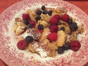 Bananen Schmarren mit Heidelbeeren und Himbeeren Bananen Schmarren mit Heidelbeeren und Himbeeren