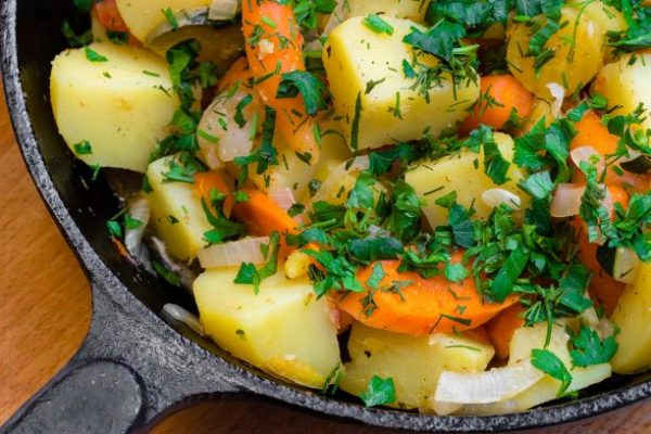Kartoffelpfanne mit Möhren, ein veganes Kartoffel-und Gemüsegericht
