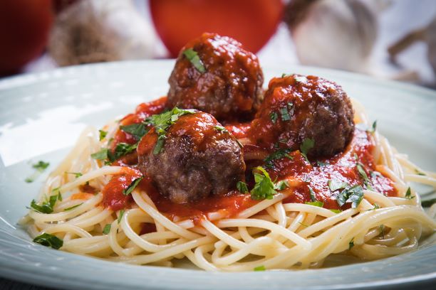 Spaghetti mit Hackfleischbällchen in Tomatensauce