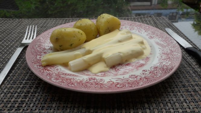 Spargel mit Sauce Hollandaise und Petersilien Kartoffeln