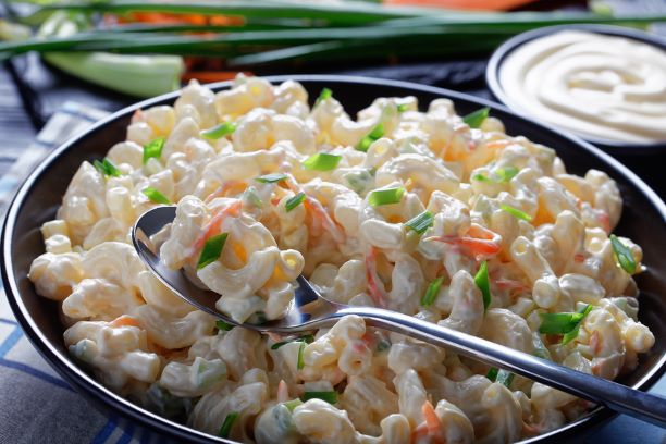 Makkaronisalat mit Gemüse und Mayonnaise Dressing