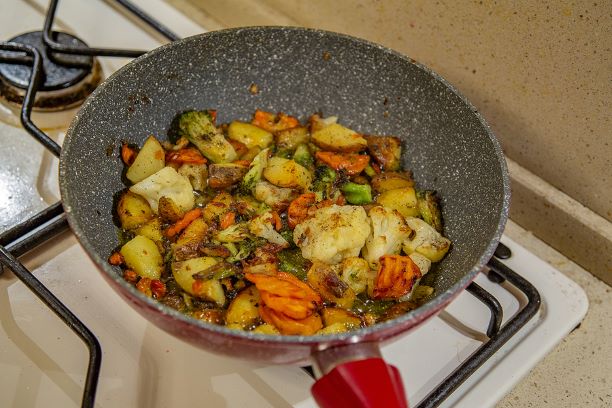 Restepfanne mit Kartoffeln und Gemüse