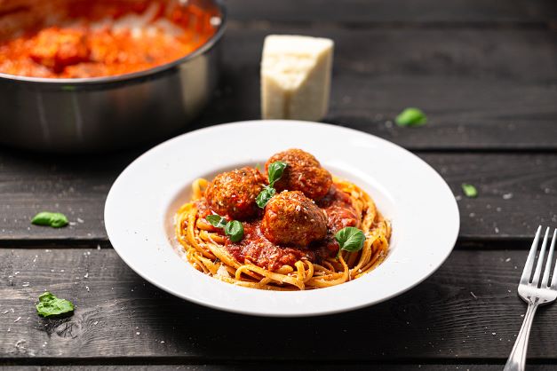 Spaghetti mit Hackbällchen in Tomatensauce