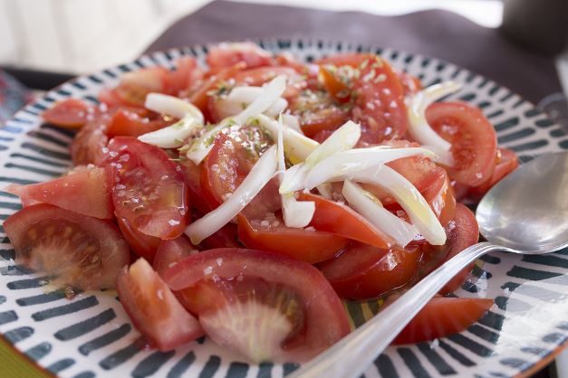 Einfacher Tomatensalat mit Zwiebel
