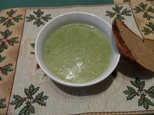 Broccolicremesuppe mit Brot Broccolicremesuppe mit Brot