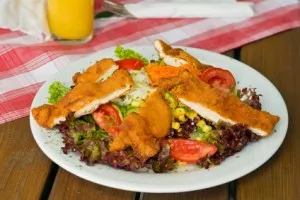 Salatteller mit Hähnchenbrust Hühnerstreifen auf Salat