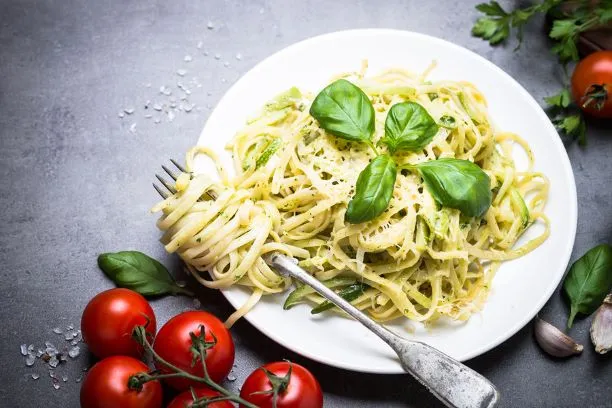 Spaghetti mit Zucchini Ein wunderbares Sommergericht sind Spaghetti mit Zucchini