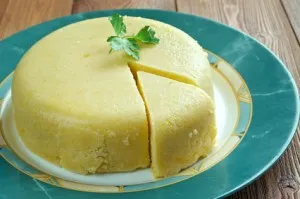 Mamaliga Mamaliga, eine rumänische PolentaAuch bekannt als Polenta