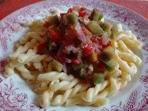 Nudeln mit Paprika Ein wirklich sättigendes, billiges und schnell zubereitetes Nudelgericht