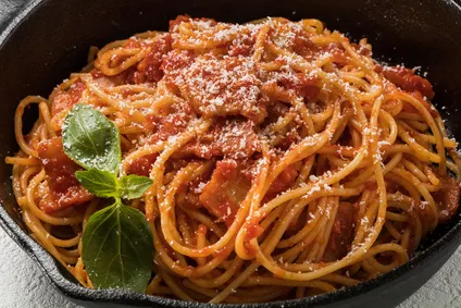 Spaghetti Pfanne Napoli Eine Spaghetti Pfanne Napoli mit geriebenen Parmesan nach Omas Art