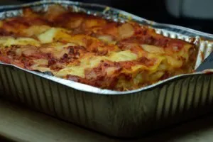 Tortellini Auflauf Der Tortellini Auflauf wird mit Zwiebel, Schinken, Sahne und Schmand gemacht
