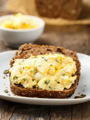 Eiersalat mit selbstgemachter Mayonnaise Vielleicht sind gestern noch Gurken, Schinken oder Oliven übrig geblieben