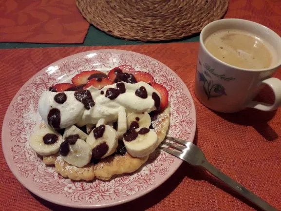 belgische Waffel Eine belgische Waffel mit Erdbeeren, Schlagsahne und Schokosauce.