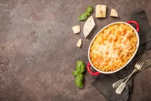 Mac and cheese ein Käse Makkaroni Auflauf, eine american style pasta