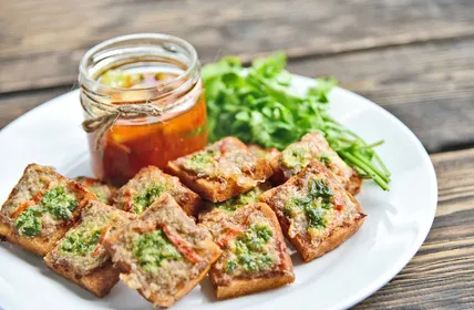 gebratener Hackfleischtoast ein Hackfleischtoast aus der Pfanne, der perfekte Zwischensnack oder ein leichtes Abendmahl.