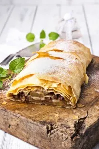ausgezogener Apfelstrudel ausgezogener Apfelstrudel
