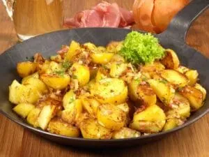 Bratkartoffeln mit Salat Bratkartoffeln mit Salat