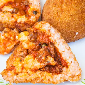 Arancina mit Bolognese gefüllt Arancina sind frittierte und gefüllte Reisbällchen.