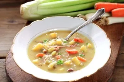 Bio Graupensuppe Besonders zur kalten Jahreszeit schmecken deftige Suppen