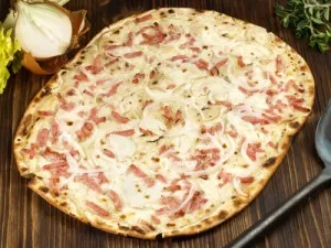 Elsässer Flammkuchen der echte Elsässer Flammkuchen mit Zwiebeln und Speck