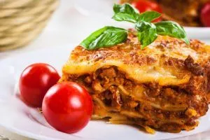 Lasagne Bolognese Ein tolles Bolognese Gericht für Ihre Gäste ist die Lasagne Bolognese