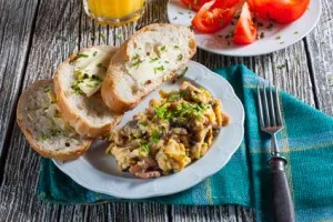 Rührei mit Schinken Das Rührei mit Schinken ist ein Frühstücksklassiker
