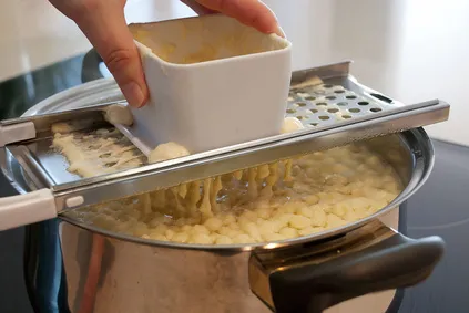 Spätzlepfanne Spaetzle Teig - Zubereitung Nocken