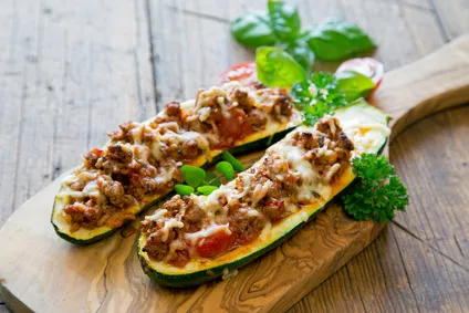 überbackene Zucchini mit Hackfleisch und Käse In weniger als 35 Minuten steht dieses köstliche Ofengericht auf deinem Tisch