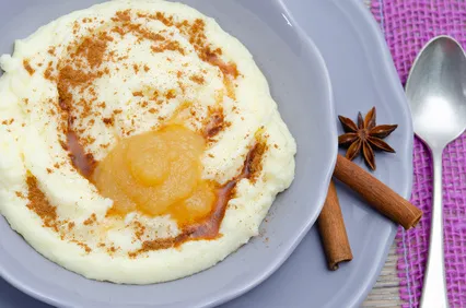Grießbrei mit Zimt und Apfelmus Ein leckeres Rezept aus Omas Zeiten