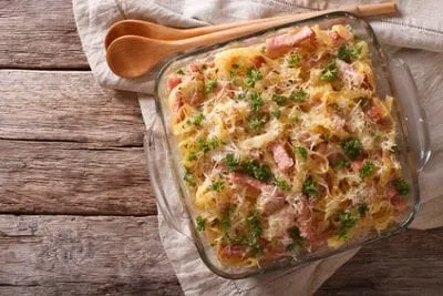 Nudel Schinken Gratin Das Nudel Schinken Gratin ist sehr schnell gemacht, da die Nudeln vorher nicht gekocht werden