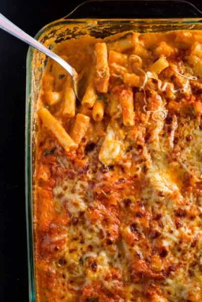 Rigatoni Auflauf Bei diesem Rigatoni Auflauf werden die Nudeln zuerst gekocht und dann gebacken