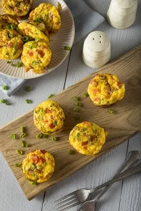 Einfacher Frühstücksauflauf Einfacher Frühstücksauflauf in Muffinformen gebacken