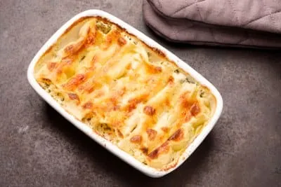 Gebackene Cannelloni mit käse überbacken Eine pikante Fleischsoße wird mit Tomaten und Cannelloni kombiniert und mit Käse belegt