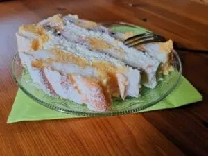 Kardinalschnitte mit Puderzucker bestäubt Kardinalschnitte mit Puderzucker bestäubt