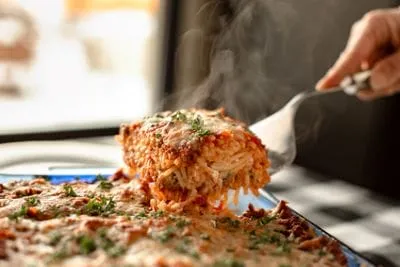 gebackene Spaghetti Gebackene Spaghetti mit einer knusprigen Käseschicht und Hackfleischfüllung