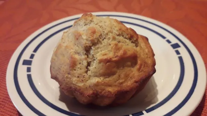 Bananen Muffins Muffins aus einem Teig aus Bananen, Äpfel und Nüssen gemacht