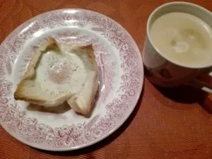 Ei im Toastbrot Frühstück einmal etwas anders