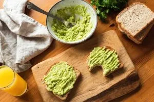 Frühstückstoast mit gestampfter Avocado Frühstückstoast mit gestampfter Avocado