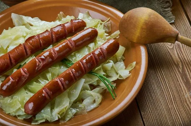 gegrillte Würstel auf Eisbergsalat Etwas ganz einfaches und schnell zubereitetes