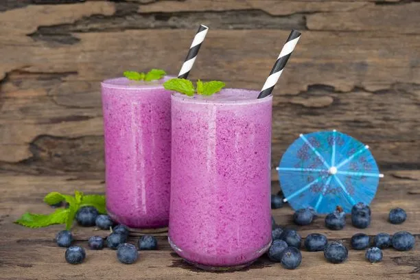 Heidelbeer Smoothie Dieser Heidelbeer Smoothie wird mit Milch und wenig Zucker gemacht