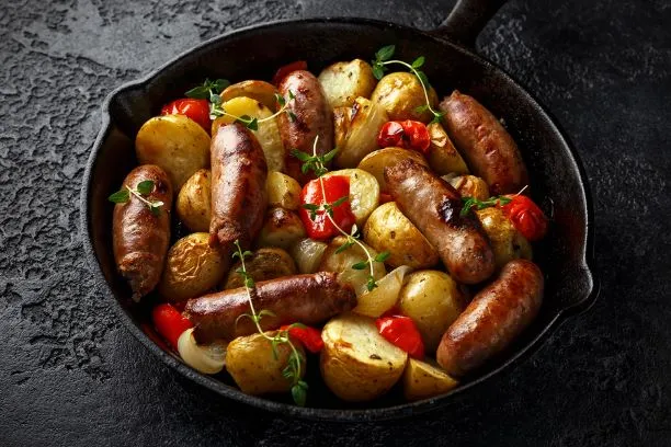gesundes Gemüsepfanne mit Kartoffel und Bratwurst Gericht gesundes Gemüsepfanne mit Kartoffel und Bratwurst Gericht