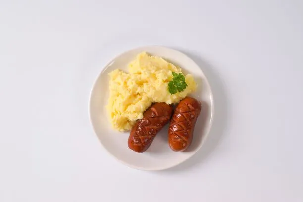 Knackwurst mit Kartoffelbrei Knackwurst mit Kartoffelbrei lieben besonders Kinder