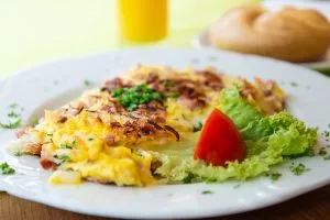 Omelette mit Schinken und Tomaten