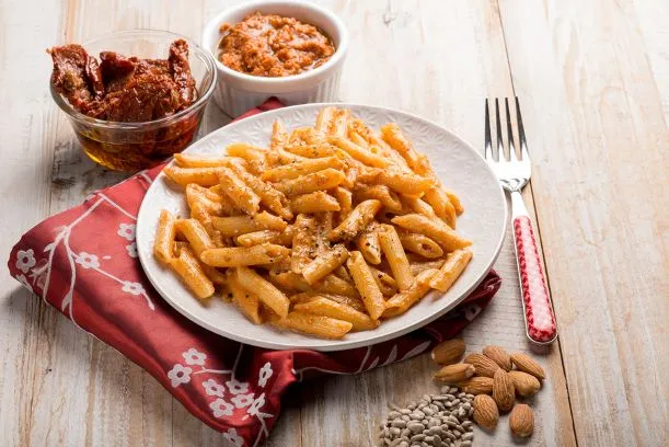 Pasta mit rotem Pesto Italienische Antipasti bringt mediterranes Flair in die Küche