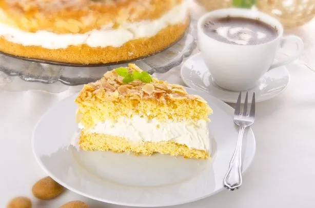Bienenstich Dieser Mehlspeis Klassiker zeichnet sich durch eine süße Vanillecreme und eine knusprige Mandelschicht aus