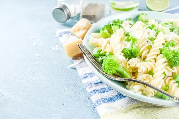 Brokkoli Pasta mit Zitronengeschmack Dies superleichte Brokkoli Pasta mit Zitronengeschmack ist eine schnelle Mahlzeit