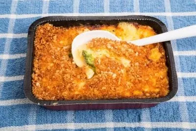 Brokkoli Reis Auflauf Frischer Brokkoli wird gekocht, zarter Reis wird dazu gegeben und er wird in einer cremigen, käsigen, hausgemachten Sauce vollendet